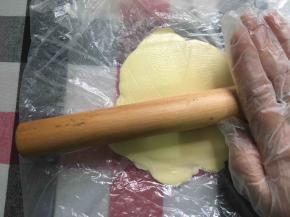 黄油放入保鲜袋里，用擀面杖擀成片状