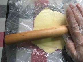 黄油放入保鲜袋里，用擀面杖擀成片状