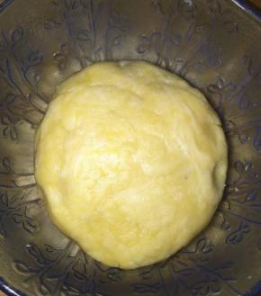 包好保鲜膜，醒面10分钟，此时如果面团干燥开裂很厉害无法成团，可以适当加几滴牛奶。