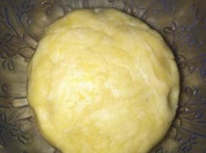 包好保鲜膜，醒面10分钟，此时如果面团干燥开裂很厉害无法成团，可以适当加几滴牛奶。