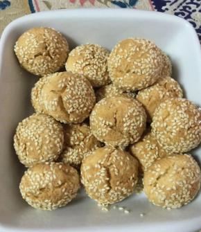 两种方法：
一种是油炸，油热后，下锅炸至变色，即可。
一种是烤箱，180度，20-25分钟。这个根据个人情况，烤箱不同温度也不同，变成黄色，就差不多了。