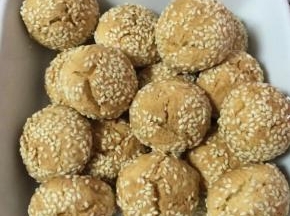 两种方法：
一种是油炸，油热后，下锅炸至变色，即可。
一种是烤箱，180度，20-25分钟。这个根据个人情况，烤箱不同温度也不同，变成黄色，就差不多了。