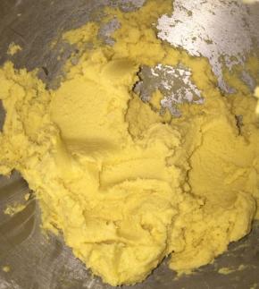 将黄油室温软化后，加入20克砂糖中速打发至膨胀发白，倒入半颗鸡蛋后搅匀，筛入面粉奶粉盐，搅拌至没有面粉颗粒就好。取出面团，铺保鲜膜，静至30分钟。