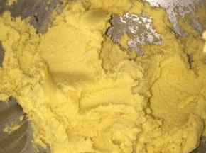 将黄油室温软化后，加入20克砂糖中速打发至膨胀发白，倒入半颗鸡蛋后搅匀，筛入面粉奶粉盐，搅拌至没有面粉颗粒就好。取出面团，铺保鲜膜，静至30分钟。