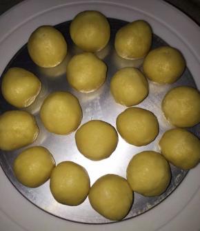  搓成几个比核桃稍微小点的球，盖好保鲜膜，醒面10分钟。