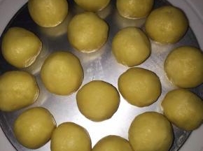  搓成几个比核桃稍微小点的球，盖好保鲜膜，醒面10分钟。