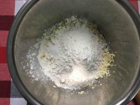 加入过筛好的面粉和盐