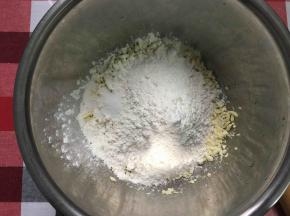 加入过筛好的面粉和盐
