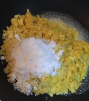 将菠萝碎倒入锅中，大火炒不放油，倒入60克白糖，翻炒，炒至焦色无汤，麦芽糖比较稠，在微波炉烤几秒化了，倒入锅中，继续翻炒至焦色，特别黏腻，关火。