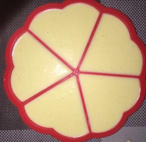 倒入华夫饼的模具中~嘻嘻看看华夫饼模具是不是一朵大的樱花~还是红色，超可爱有木有~倒入模具，震摔均匀，烤箱预热180度10分钟，将模具放入，160度烤12-15分钟，根据烤箱情况哦，也可以蒸，开锅后5-10分钟左右也很香甜，樱花华夫饼模具是7寸大小的哦~和一瓣大蒜比较下～非常可爱