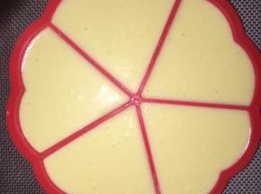 倒入华夫饼的模具中~嘻嘻看看华夫饼模具是不是一朵大的樱花~还是红色，超可爱有木有~倒入模具，震摔均匀，烤箱预热180度10分钟，将模具放入，160度烤12-15分钟，根据烤箱情况哦，也可以蒸，开锅后5-10分钟左右也很香甜，樱花华夫饼模具是7寸大小的哦~和一瓣大蒜比较下～非常可爱