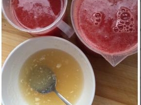西瓜汁取600毫升左右，加水100毫升，加糖20克，搅匀备用，过滤一下
吉利丁粉用水溶解搅匀备用