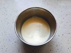 容器先用热水消毒，倒入少量牛奶和菌粉，白砂糖