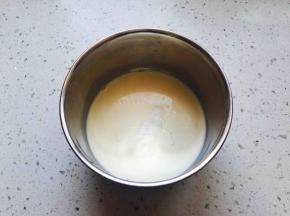 容器先用热水消毒，倒入少量牛奶和菌粉，白砂糖