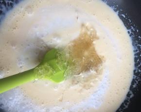 提前将吉利丁放凉水中泡软，找个小奶锅，将椰浆，牛奶，糖，吉利丁片都放入，开最小火直至吉利丁化了为止，晾凉