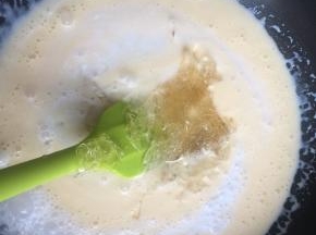 提前将吉利丁放凉水中泡软，找个小奶锅，将椰浆，牛奶，糖，吉利丁片都放入，开最小火直至吉利丁化了为止，晾凉
