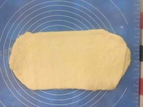 将松弛好的面片擀成0.5左右厚，然后用小刀切去边角，再切成小条