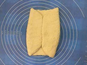 用面皮左右包起黄油片，盖上保鲜膜松弛20分钟