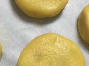 轻轻按扁