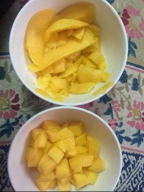 芒果切开，切成粒，剩下的边角不好看的，随意切，单放个碗