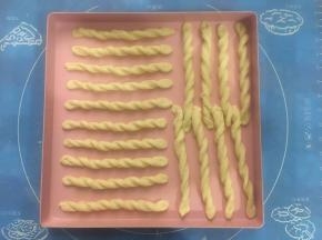小条面片两头反方向扭转，排在烤盘上，两头稍稍用力在烤盘上压一下，起固定作用