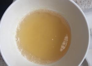 吉利丁会慢慢变稠凝固，用微波炉最低火，化了即可，不可温度过高或者时间过长