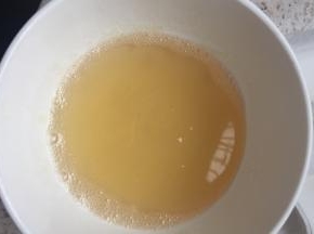 吉利丁会慢慢变稠凝固，用微波炉最低火，化了即可，不可温度过高或者时间过长