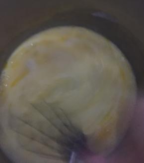 鸡蛋、白糖、香草精、炼乳、牛奶、混匀，将融化的黄油稍微凉一些，缓慢倒入蛋黄糊中，边倒边搅匀，直至混匀