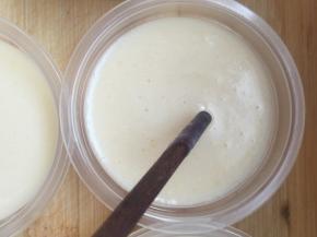 放入小杯中，用筷子搅掉气泡