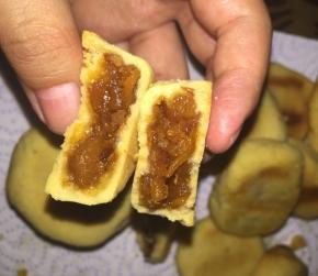 170度中火，烤15分钟后，翻面，然后再15分钟后，出锅，晾凉至回油，约几个小时后，再吃，回油比较酥，凤梨酥完成