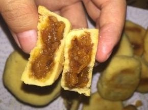 170度中火，烤15分钟后，翻面，然后再15分钟后，出锅，晾凉至回油，约几个小时后，再吃，回油比较酥，凤梨酥完成