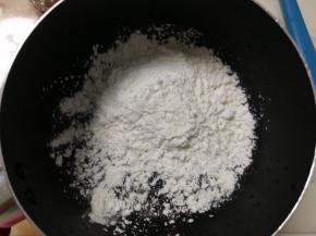 在小不沾锅里加入玉米淀粉。