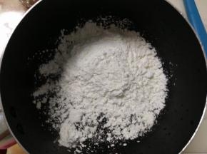 在小不沾锅里加入玉米淀粉。