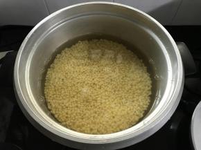 1、把提前泡发好的去皮绿豆放电饭煲，加略高过绿豆一点的水。