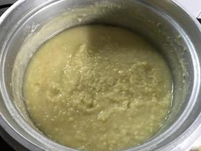 2、按下煮饭键，把豆子煮烂。