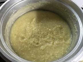 2、按下煮饭键，把豆子煮烂。