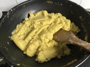 3、把煮好的豆子用勺子压成泥后放入不粘锅中，分次加入油炒至吸收，到水份差不多干后加入白砂糖，炒至馅细腻成团即可。