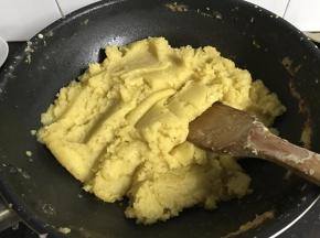 3、把煮好的豆子用勺子压成泥后放入不粘锅中，分次加入油炒至吸收，到水份差不多干后加入白砂糖，炒至馅细腻成团即可。