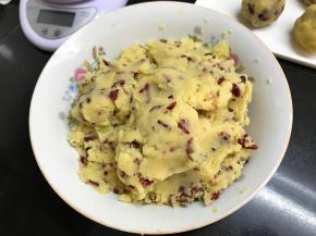 4、把蔓越莓切成小粒后和绿豆泥拌匀。