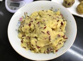 4、把蔓越莓切成小粒后和绿豆泥拌匀。