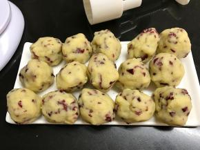 7、然后往下压出脱模即可。