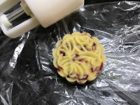 6、把小剂子放入模具内，按平。