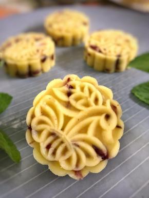 5、和匀后的蔓越莓豆泥分成30克一个的剂子。