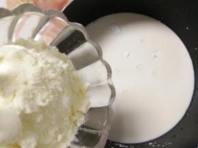 加入全脂奶粉。