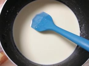 用刮刀搅拌均匀，至糖融化，锅里无结块。