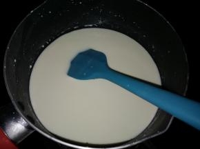 不沾锅小火加热。