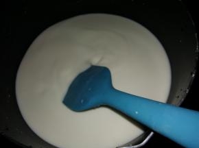 期间不停地用刮刀搅拌。