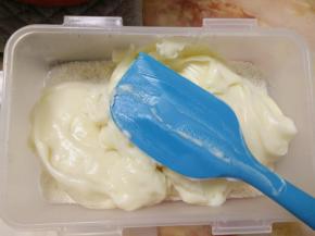 倒入熬好的牛奶糕。