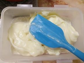 倒入熬好的牛奶糕。