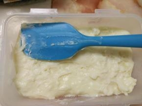 用刮刀抹平表面。